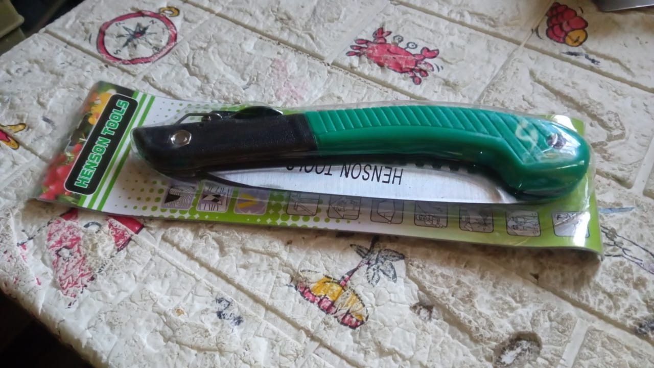 Folding saw for tree trimming and various cutting tasks, ideal for camping and gardening. Folding saw for tree trimming and various cutting tasks, ideal for camping and gardening.